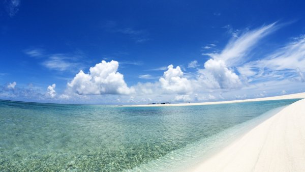 Okean-pliazh-belyi-pesok-blue-sky-and-white-sand