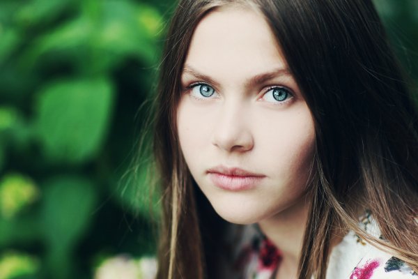 Devushka-litso-portret-vzgliad-golubye-glaza-shatenka-rusaia