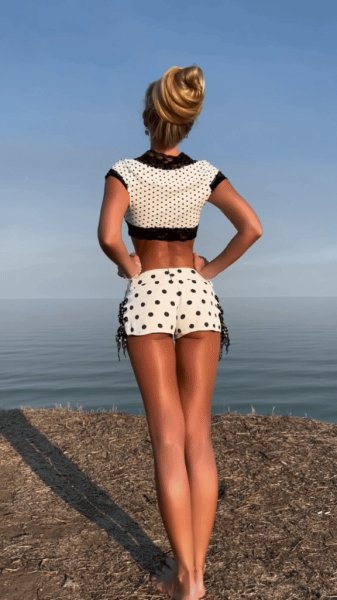 У девушки красивые волосы