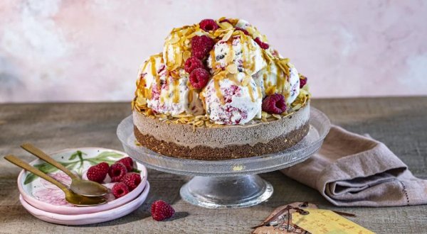 Торт-мороженое с малиной, миндалём и карамелью