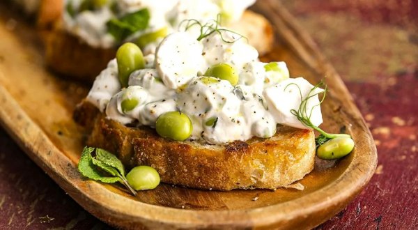 Зелёные бобы эдамаме с козьим сыром на тосте