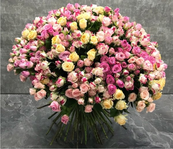 ОГРОМНЫЙ БУКЕТ РОЗ..