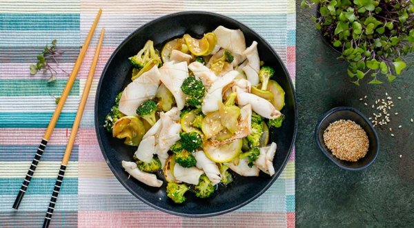 Кальмары с кабачками и брокколи