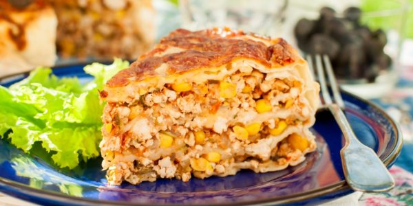 Мексиканский пирог из тортилий с курицей и кабачком