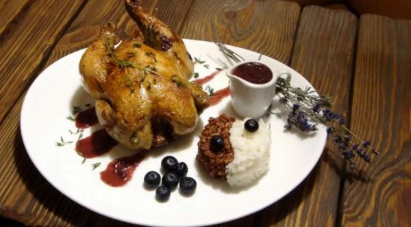 Цыплёнок de Provence с ягодным соусом и двухцветным рисом