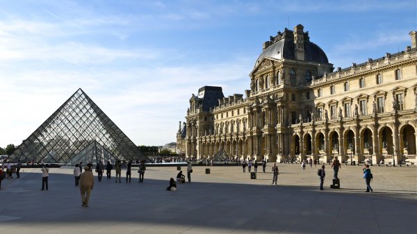 France, Paris, le Palais du Louvre la pyramide et l'aile