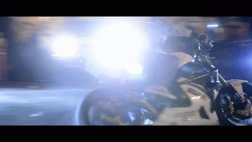 bajker na motocikle pokazivaet svoe mast