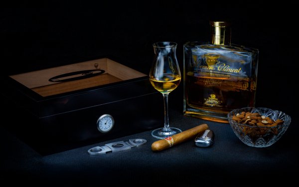 korobka-sigara-riumka-butylka-zazhigalka