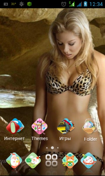 в леопардовом бюсте