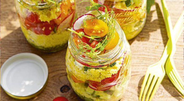 Салат в банке из овощей с кускусом