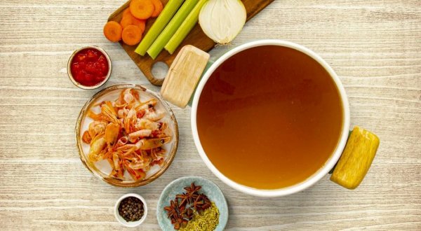 Бульон из морепродуктов с овощами