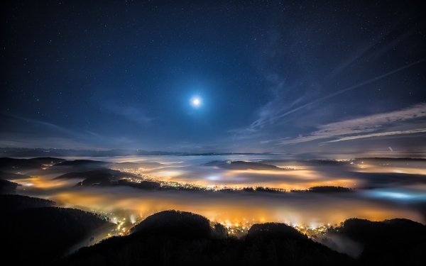 Noch-peizazh-luna-tuman-zvezdy-gorod-osveshchen