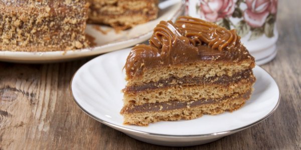 Торт с медовыми коржами и кремом из варёной сгущёнки