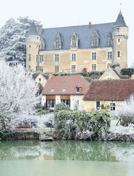 ЗАМОК МОНТРЕЗОР