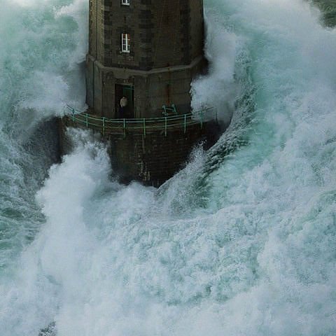 Маяк находится в открытом море