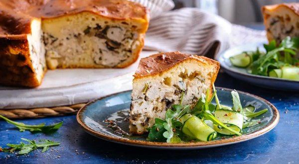 Заливной пирог с курицей, сыром и грибами