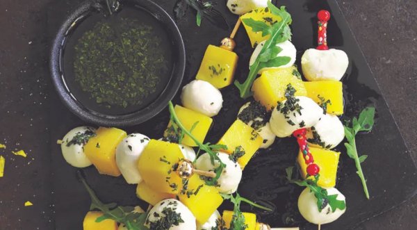 Шпажки с моцареллой, манго и мятным соусом