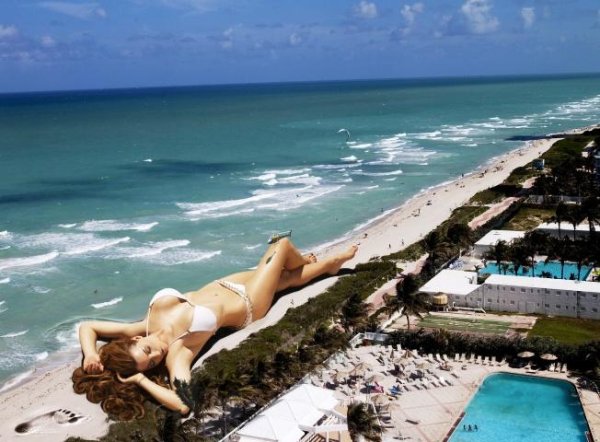 Брюнетка на отдыхе