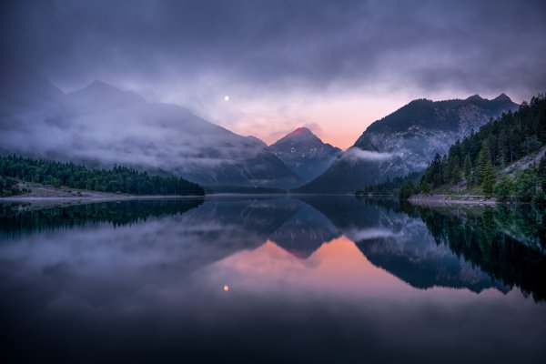 Gory-vodoem-lesa-peizazh