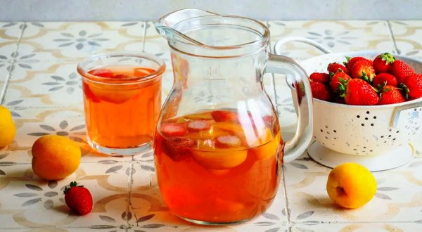 Компот - из абрикосов и клубники