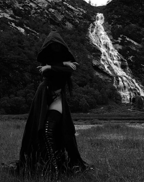 Девушка и водопад