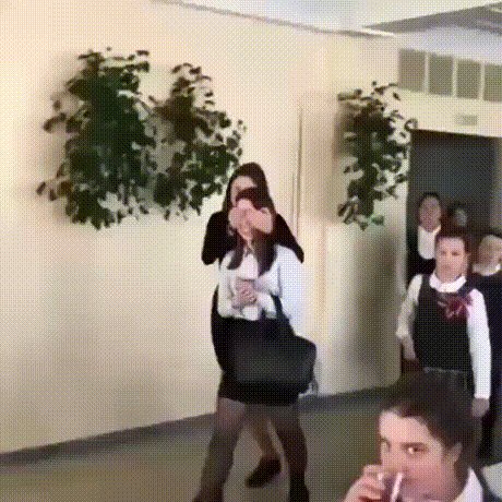 Пацанчик оказался не в тот час не в том месте (школота)))