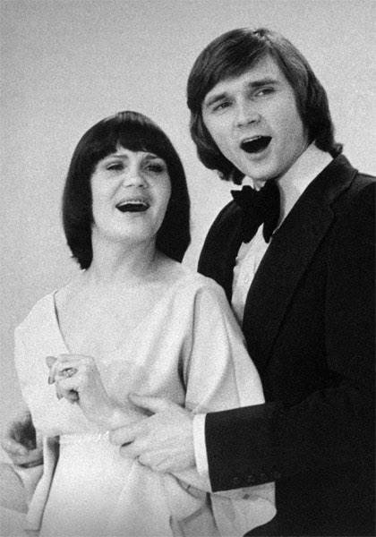 Нора Бумбиере и Виктор Лапченок - Листья жёлтые над городом кружатся