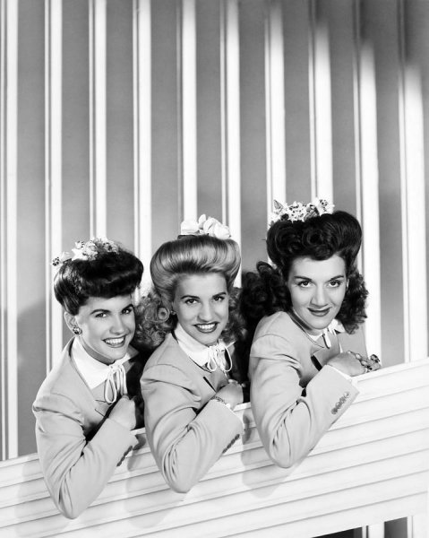 The Andrews Sisters - Lullaby of Broadway
