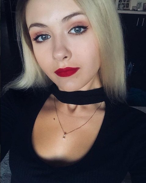 Красная помада - беспроигрышный вариант)