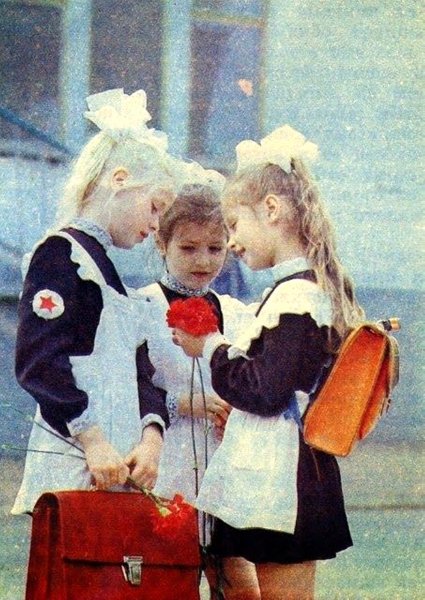 Школьницы младших классов в день торжественного мероприятия