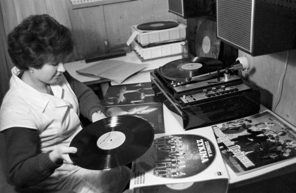 Контрольное прослушивание грампластинок на фирме Мелодия