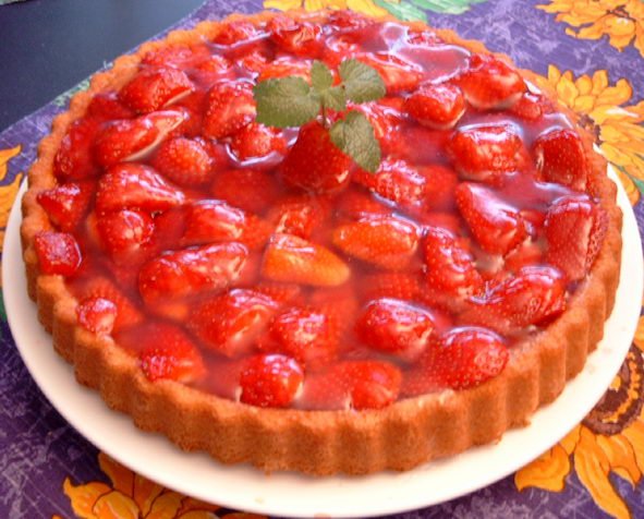 Пирог песочный с клубникой в желе