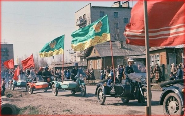 Колона на Праздничную демонстрацию в городе Ирбит,