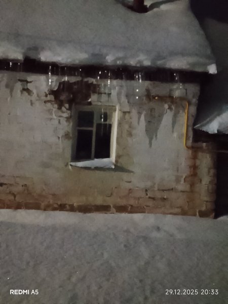 Сосульки на старом доме