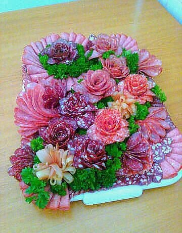 украшение из разных сортов колбас