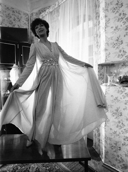 Дама в вечернем платье (Эдита Пьеха 1982 год)