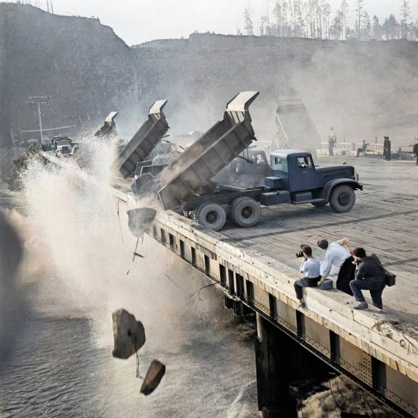 Строительство Братской ГЭС. Начало перекрытия Ангары,1959 г