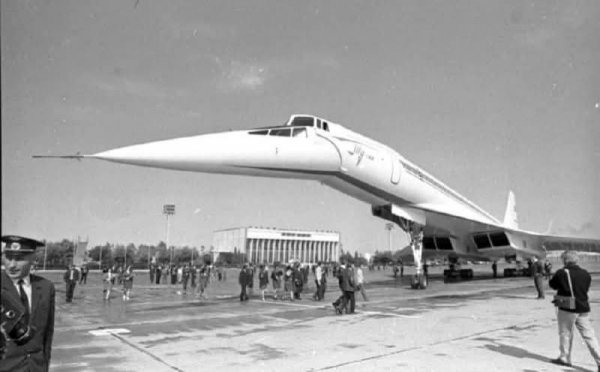 Советский сверхзвуковой пассажирский самолет Ту-144