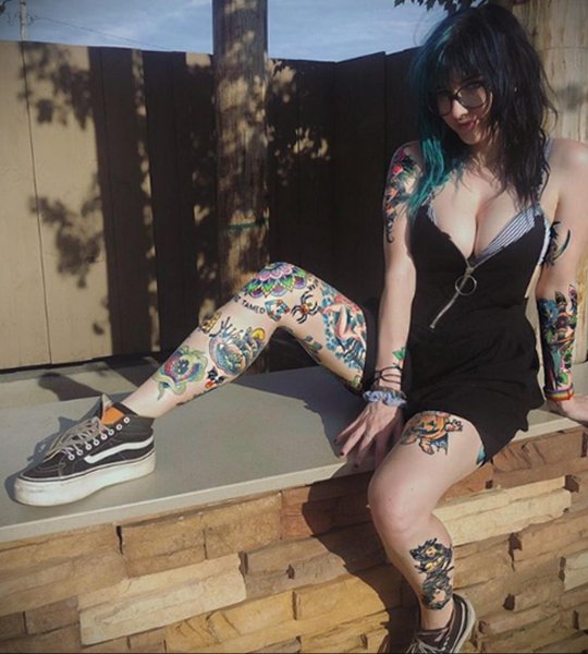 Фото-красивой-девушки-с-татуировками