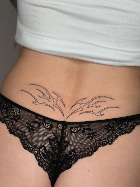 Тату на пояснице