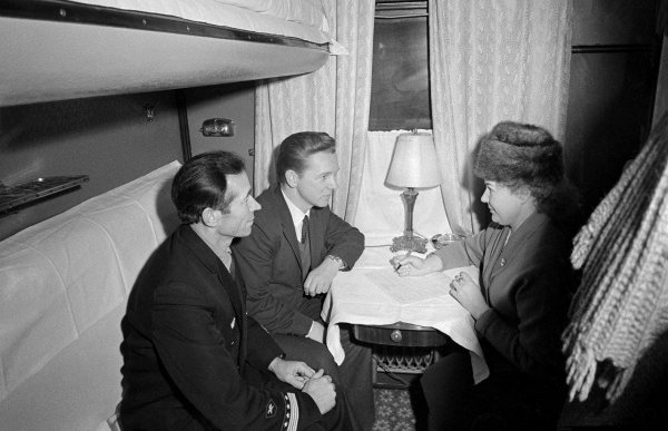 В купе поезда Красная стрела во время ......