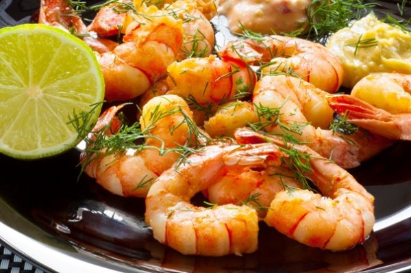 Креветки с чесноком и лаймом