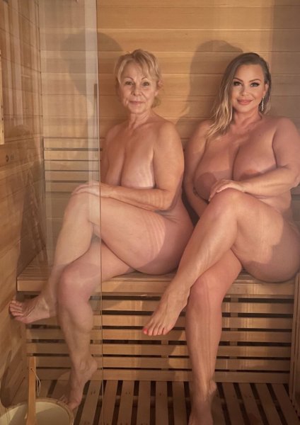 Голые Белла и еë мама