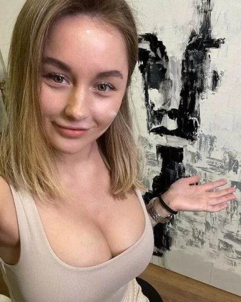 Общительная девушка