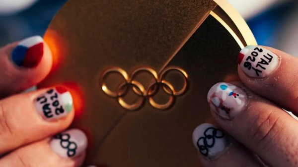 Олимпийские медали слетают с ленты