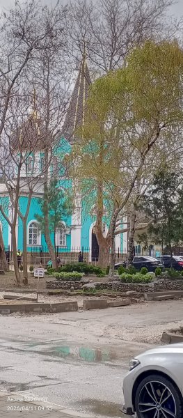 Анапа. Церковь за деревьями