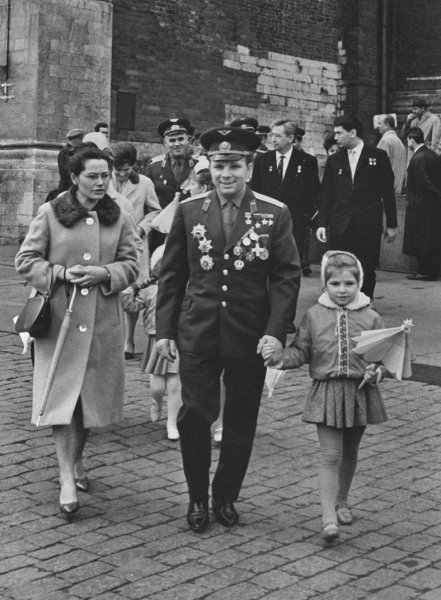 Юрий Гагарина с женой и дочерью 1965г