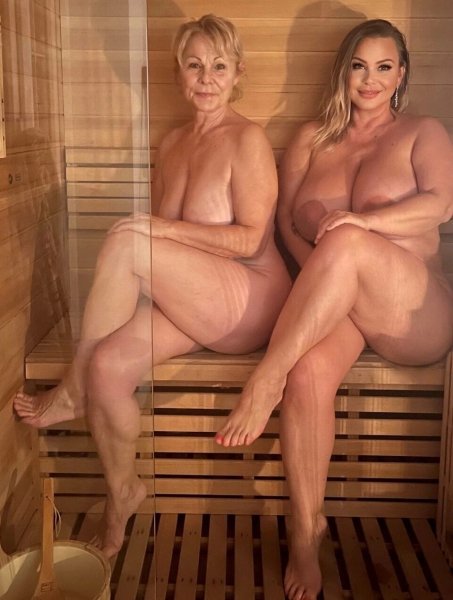 Молли и Белла голые