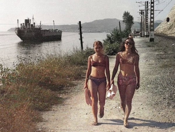 год,студентки идут на пляж в поселке Гизель-Дере