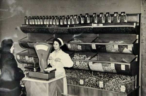 Магазин конфет, 60-е, на витрине стоят подарочные наборы